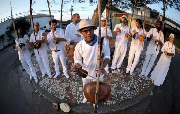 Orquestra de berimbaus do morro do querosene.jpg