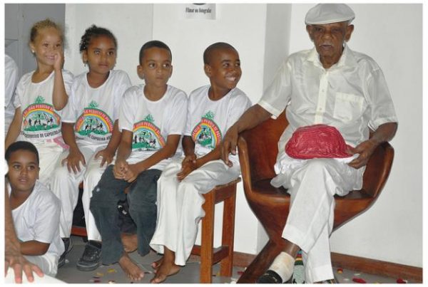 93 anos Mestre João Pequeno 27-12-10 Foto Rita Barreto – Mestre João Pequeno com crianças alunas do seu Centro Esportivo de Capoeira Angola